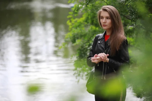 Молодая девушка в зеленом парке — стоковое фото