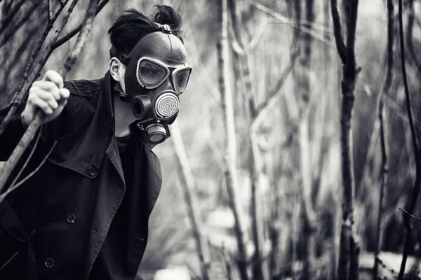 A srác a kabát és a gázálarc. A poszt-apokaliptikus portré — Stock Fotó