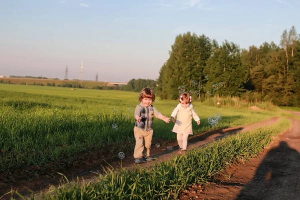 Niños al aire libre en la naturaleza — Foto de Stock