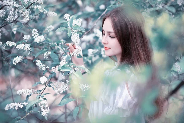 A lány a tavaszi zöld park — Stock Fotó