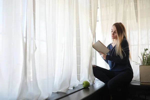 Chica joven en casa relajante — Foto de Stock