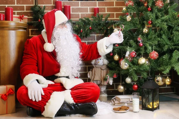 Papai Noel com presentes Árvore de Natal — Fotografia de Stock