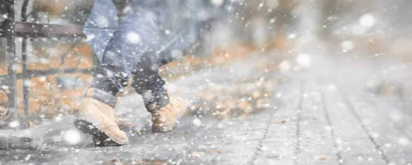 Contexte parc d'automne dans la première neige — Photo