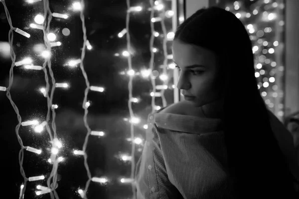 La chica en la noche en un café — Foto de Stock