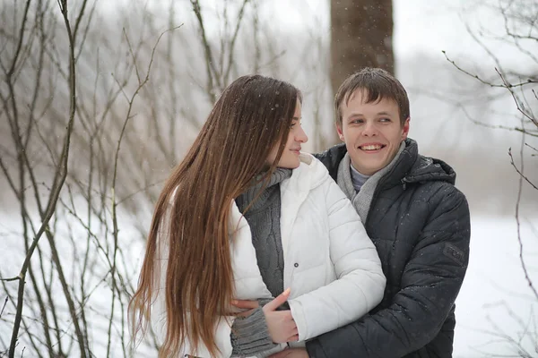 Pareja de amantes en una fecha tarde de invierno en una ventisca de nieve —  Fotos de Stock