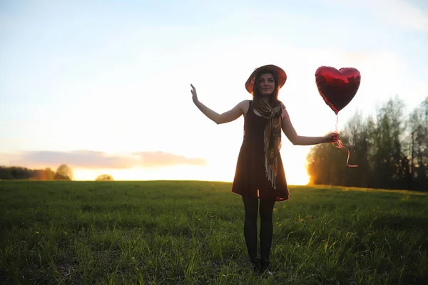 A girl in a hat on a walk in the park. A girl with a basket walk — Stock Photo, Image