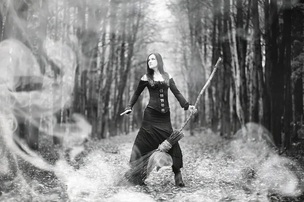 Жінка в костюмі відьми в густому лісі — стокове фото