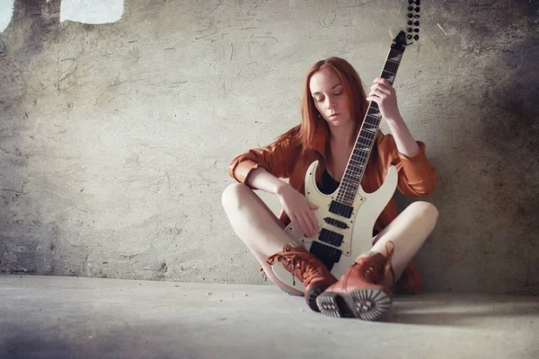 Ung rødhåret jente med elektrisk gitar. Bergmusiker – stockfoto