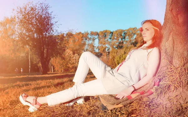 Uma rapariga a passear num parque. Menina ruiva jovem na primavera — Fotografia de Stock