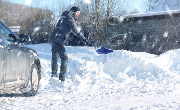 下雪的冬天, 人们从路上铲雪 — 图库照片