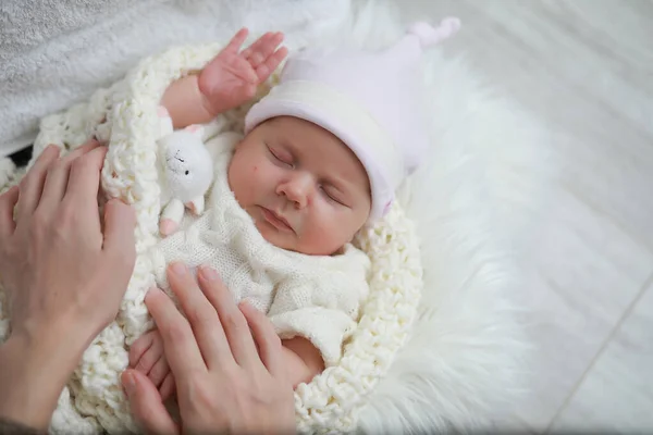 Дитячий новонароджений спить, загорнутий у ковдру — стокове фото