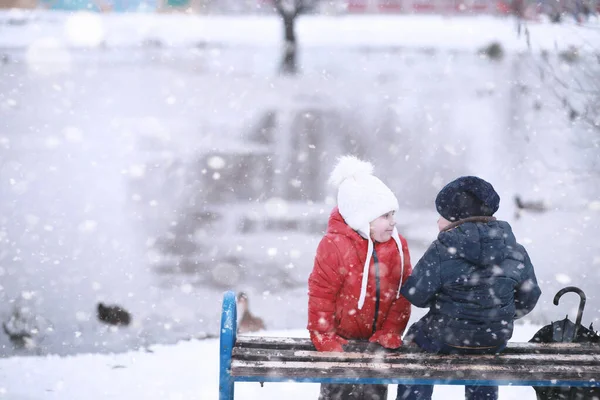 Çocuklar parkta ilk kar yürümek — Stok fotoğraf