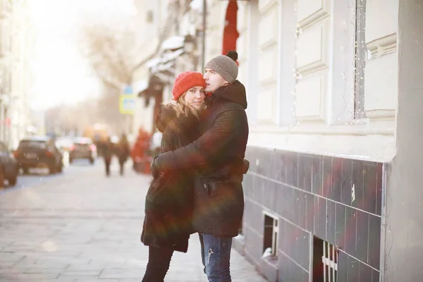 Jovem casal caminhando pelo inverno — Fotografia de Stock