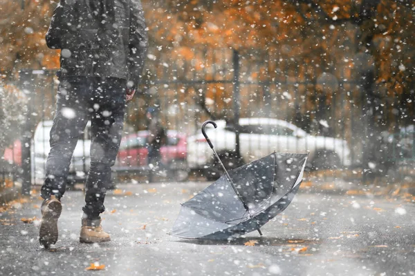 Parque de otoño en la primera nieve —  Fotos de Stock