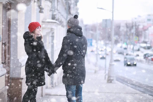 Young couple walking through the winter — Stock Photo, Image
