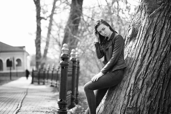 Chica en un paseo por la ciudad de primavera —  Fotos de Stock