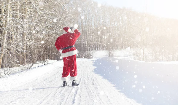 Papai Noel vem com presentes do exterior. Papai Noel em um su vermelho — Fotografia de Stock