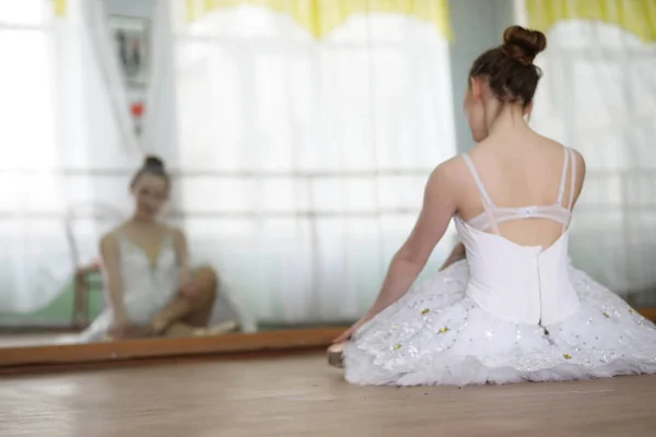 Guapa bailarina de ballet practicando —  Fotos de Stock