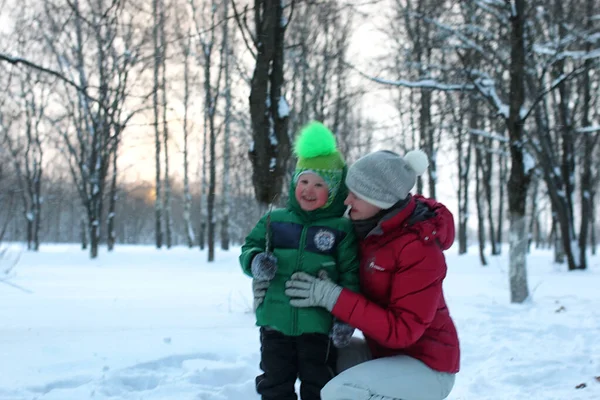 Kışın çocuklu genç bir aile — Stok fotoğraf