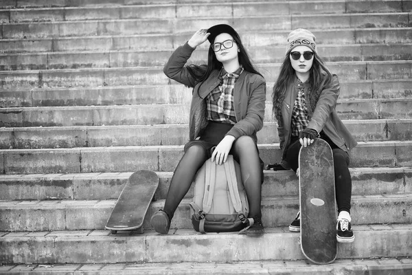 Une jeune fille hipster fait du skateboard. Filles copines f — Photo