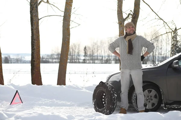 A man near a broken car on a winter day — Stock Photo, Image