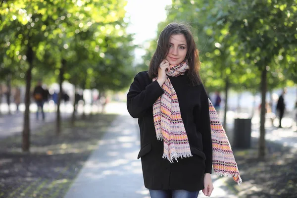 Vacker flicka i parken för en promenad — Stockfoto