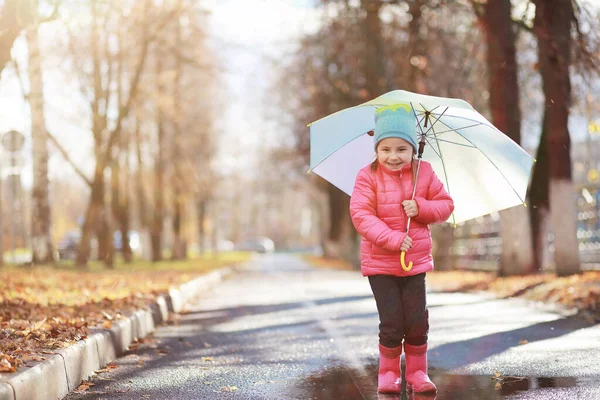 Los niños caminan en el parque de otoño — Foto de Stock