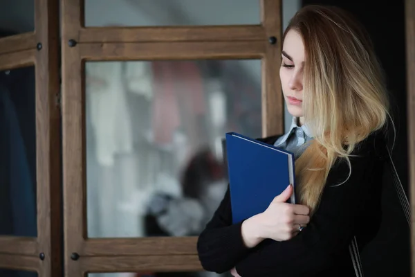 Ung Söt blond tjej student — Stockfoto