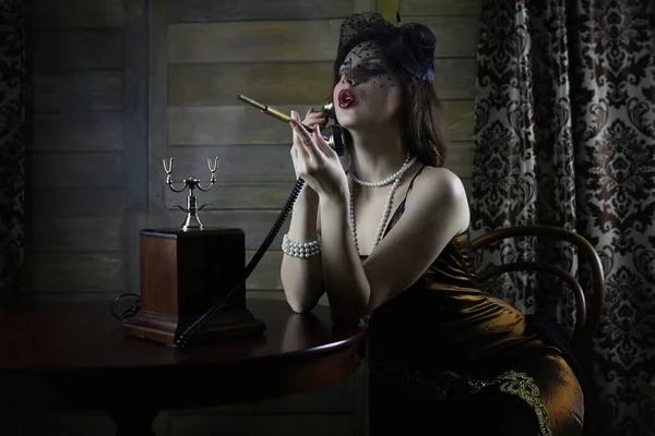 Красива дівчина курить 1930-х років — стокове фото