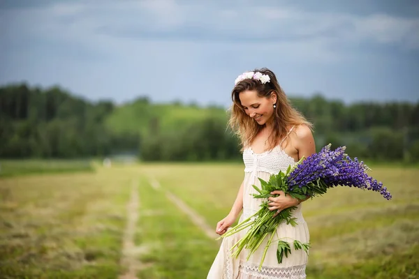 Fille avec un bouquet de fleurs bleues — Photo