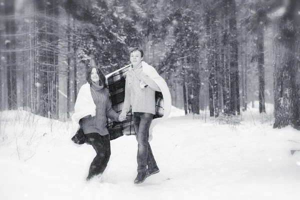 Een verliefde paar op een winter wandeling. Man en vrouw op een datum in de — Stockfoto