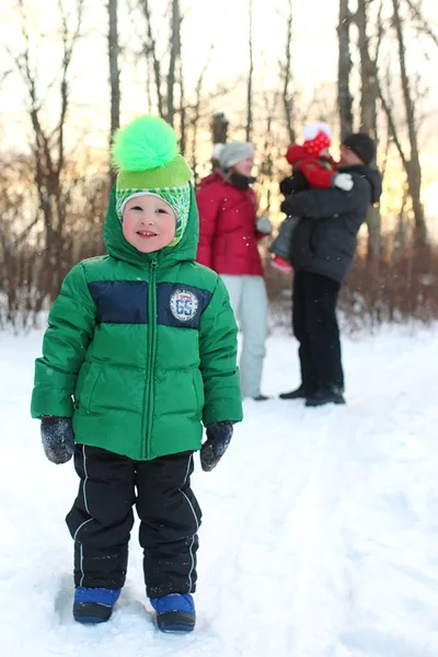 Giovane famiglia con bambini in inverno — Foto Stock