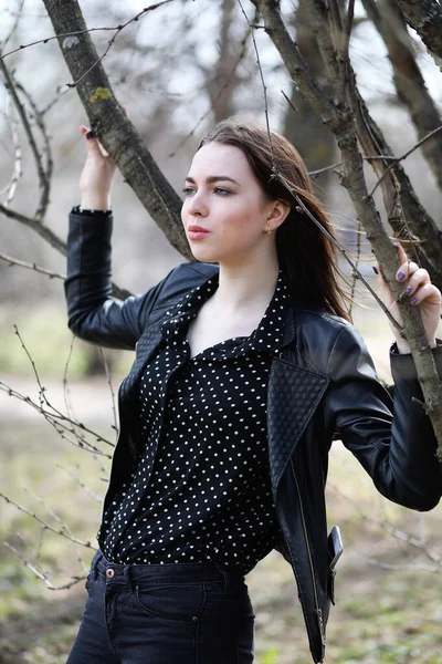 Fille sur une promenade à travers la ville de printemps — Photo