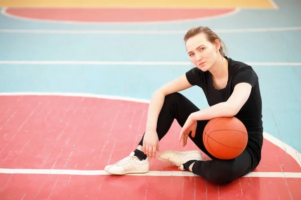 Ragazza in palestra a giocare a basket — Foto Stock