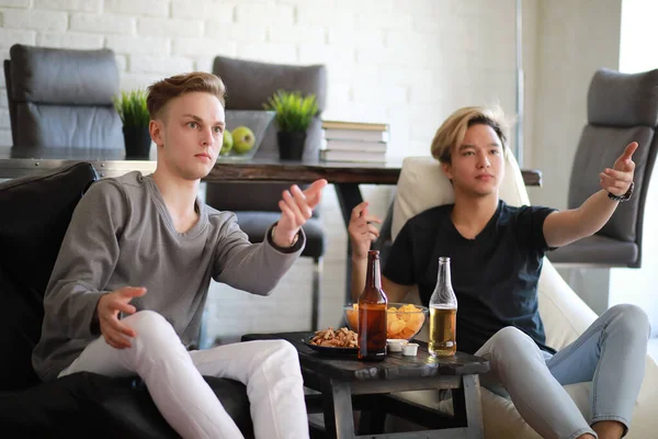 Football fans watch the match and drink beer — Stock Photo, Image