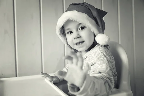 Petit Enfant Dans Chapeau Père Noël Monochrome — Photo
