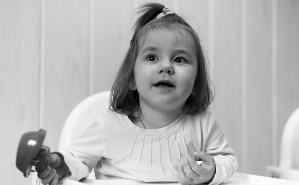 Czarno-białe zdjęcie dzieciaka, uśmiechając się i mieć zabawa biały backgro — Zdjęcie stockowe