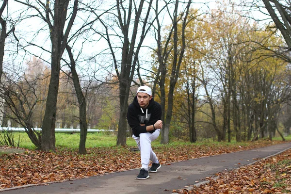 Jonge baard man in een herfst — Stockfoto