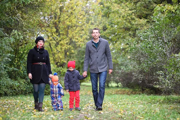 Jonge familie met kinderen op een wandeling — Stockfoto