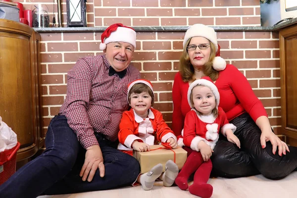 Weihnachtsmann-Paar mit Kindern — Stockfoto