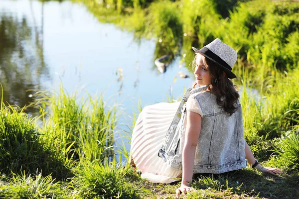 Flicka i parken på våren — Stockfoto