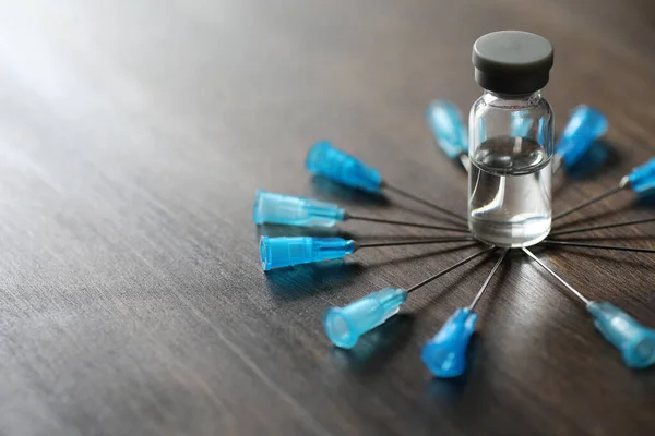 Ampoule et aiguilles d'une seringue médicale — Photo