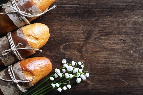 Świeżo upieczone bagietki francuskie na drewnianym stole — Zdjęcie stockowe