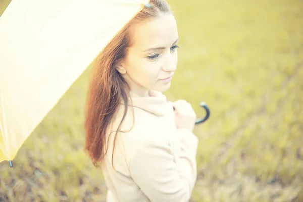 Ragazza nel parco autunnale — Foto Stock