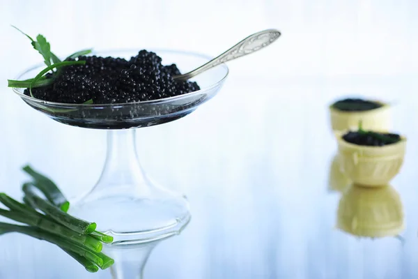 Huevas de pescado negro fresco. Caviar de Beluga servido con hielo . — Foto de Stock