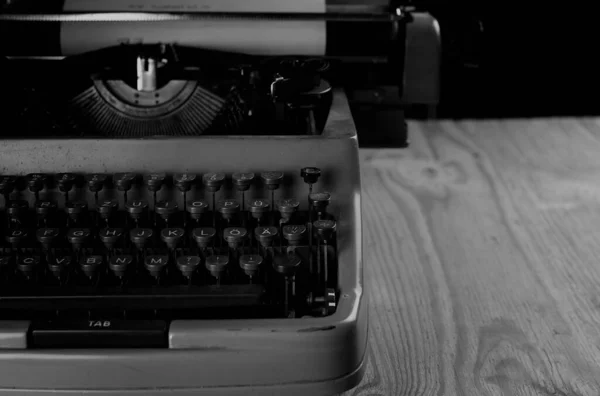 Fekete-fehér, retro írógéppel levelet — Stock Fotó