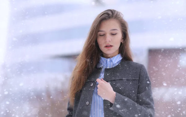 Jong meisje buiten in de winter. Model meisje poseren buitenshuis op een w — Stockfoto