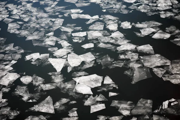 Il dérivait sur la rivière. Fragments de glace flottant sur la rivière . — Photo