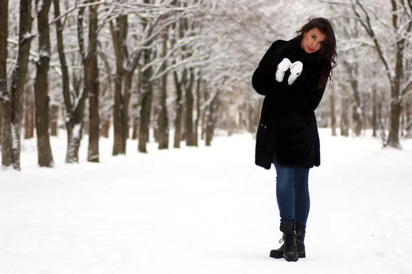 Un jeune couple se promène dans un parc d'hiver — Photo