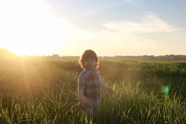 Bambini all'aperto sulla natura — Foto Stock